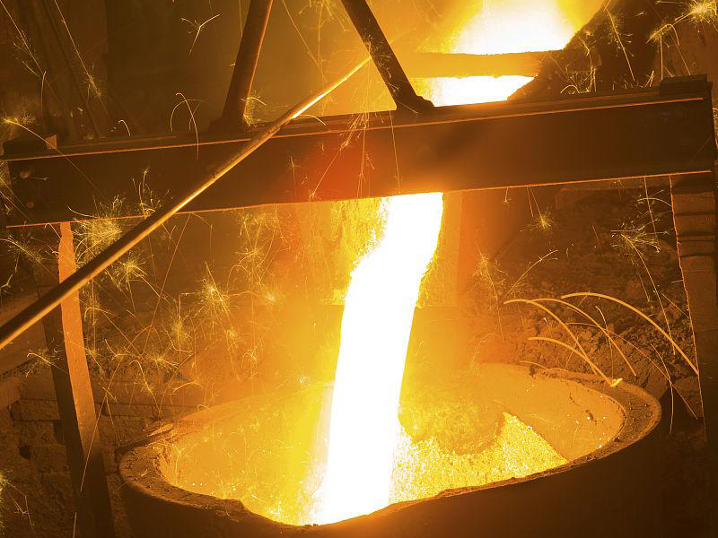 中頻熔煉爐在熔煉不同種類的鐵料時(shí)，質(zhì)量控制方法有何不同？